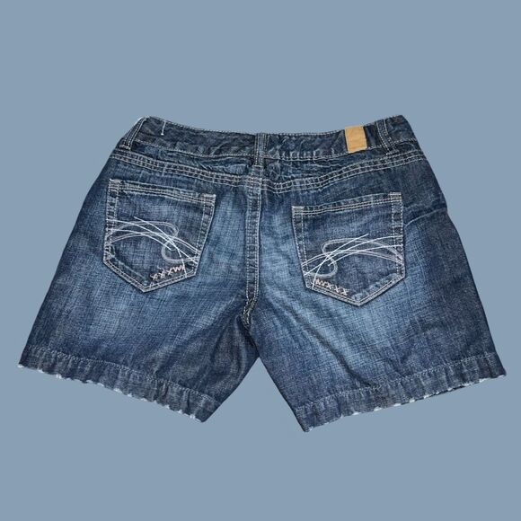 Maurices Mid Rise Distressed Denim Shorts Size 7/8 Waist 28 #142 - Picture 4 of 5